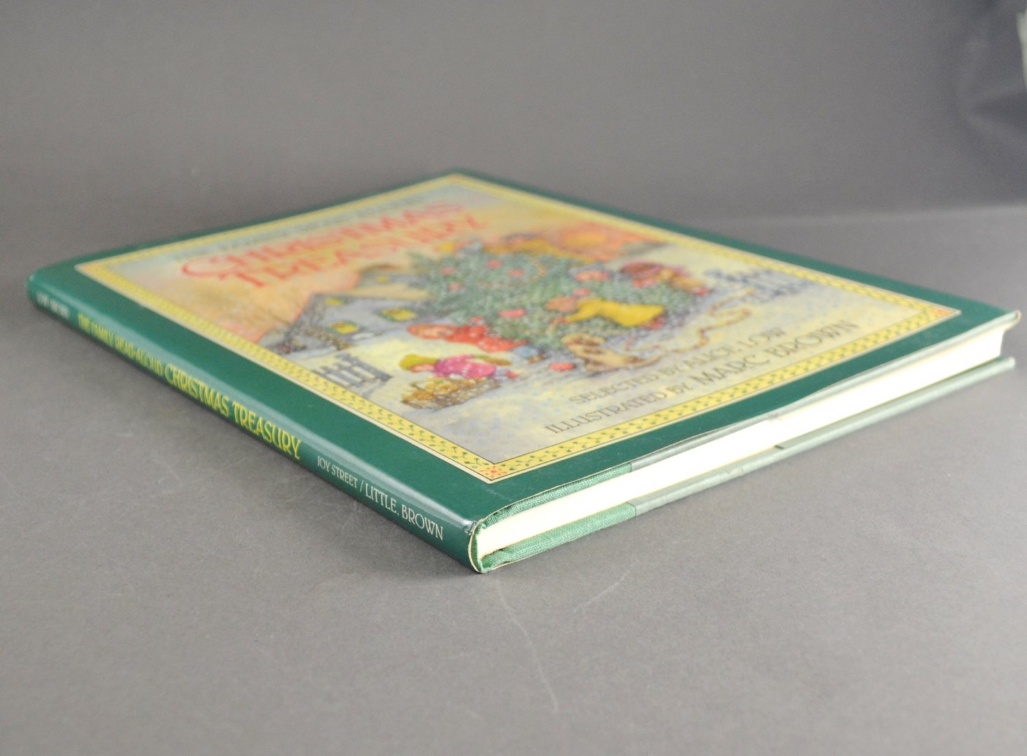 The Family ReadAloud Christmas Treasury by Alice Low HB w/ dj