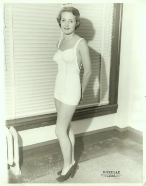 SHAPELY WOMAN GREAT LEGS SWIMSUIT BATHING SUIT CHEESECAKE VTG FOUND PHOTO  557