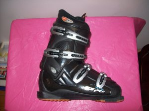 SKI BOOTS