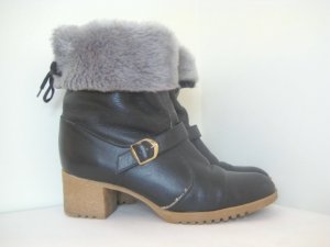 1970's Vintage Black Leather Ankle Boots Grey Fur Cuffs sz 7.5