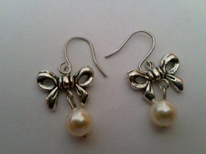 Bow Pearl Earrings
