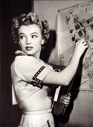Marilyn Monroe Vintage 2-Sided Map & Movie Set photo