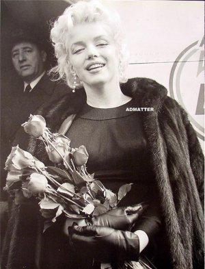 Marilyn Monroe 2-Sided Print Airplane photo with Roses