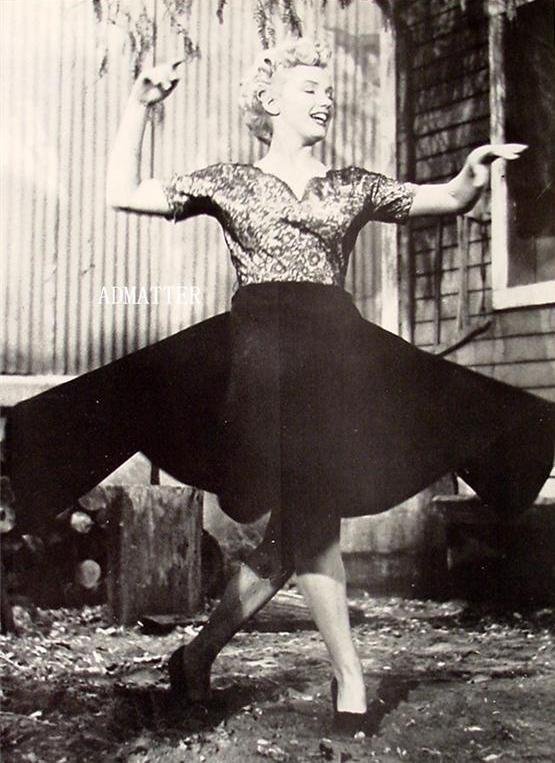 Marilyn Monroe Pinup Poster Dancing Photo in Sexy Skirt