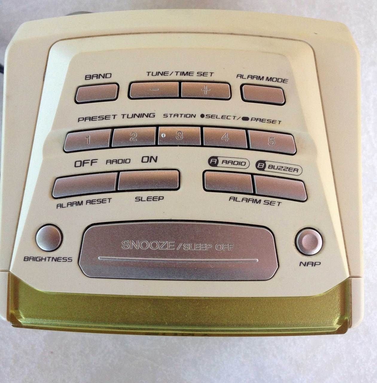 Vintage Sony DREAM MACHINE Cube FM/AM LiV Clock Radio ICFC143