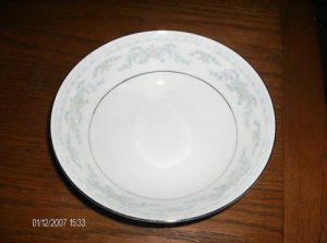 NLLExcel Summerset  Serving  Bowl Raised Floral Nice!!!