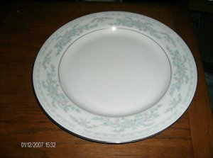 NLLExcel Summerset 2 Dinner Plates Raised Floral Nice