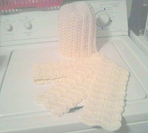 white zigzag hat with matching scarf
