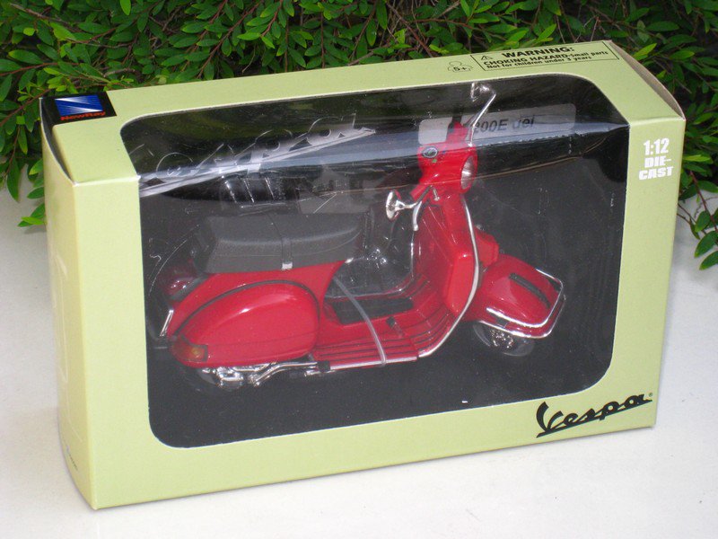 New Ray 1/12 Diecast Motorcycle Vespa P200E del Scooter 1978 (Red)