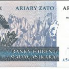 P86 Madagascar 100 Ariary 2004 UNC