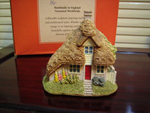 LILLIPUT LANE - England handmade decorative building miniature - Two Hoots
