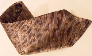 GEOFFREY BEENE 100% SILK TIE