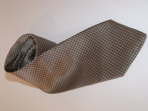 GEOFFREY BEENE 100% SILK TIE