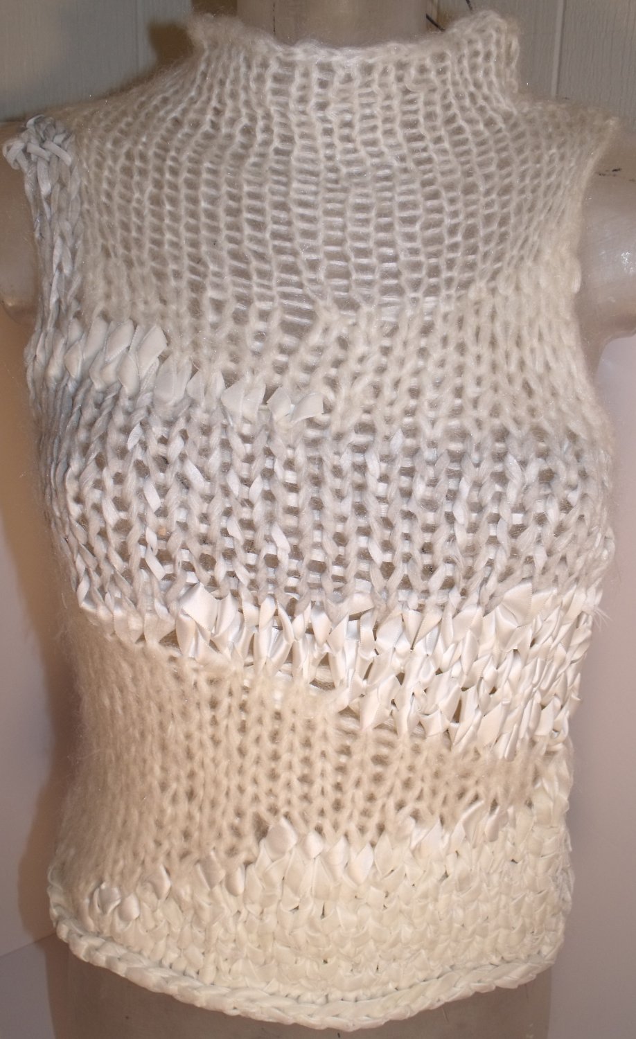 GAZEBO WOMEN SLEEVE-LESS SWEATER