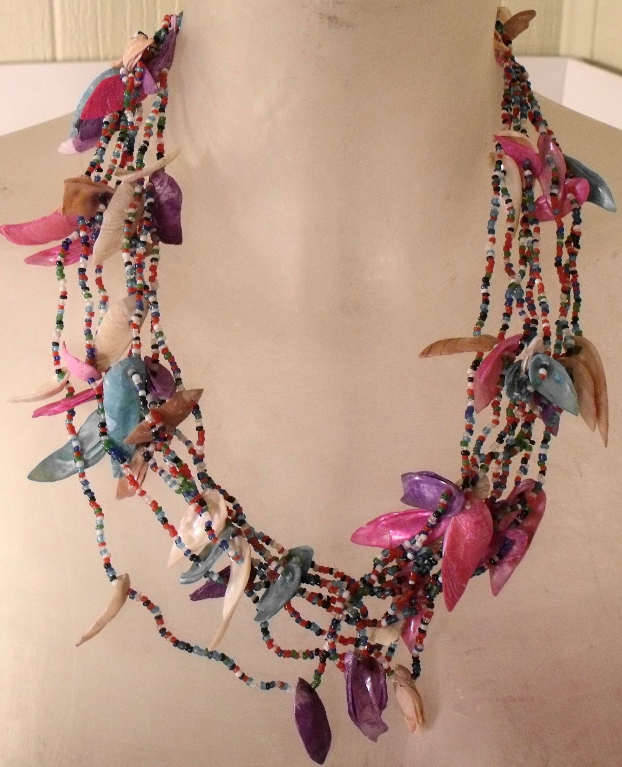 WOMEN SHELL & BEADS NECKLACE