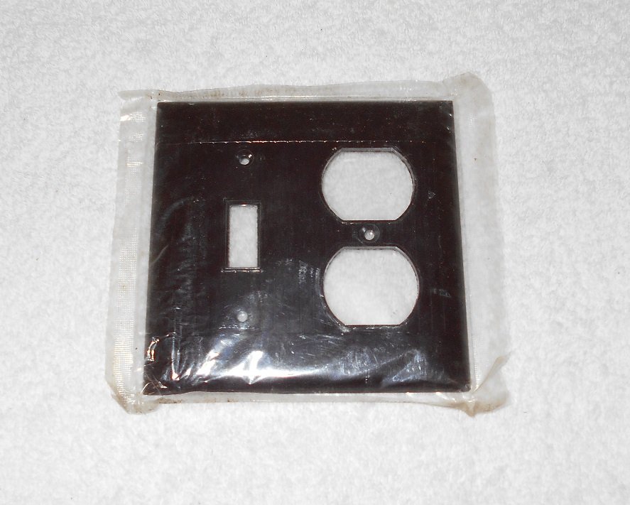 Sierra Electric - Single Switch, Single Outlet Wallplate - Fluted - Brown Bakelite - Vintage - New