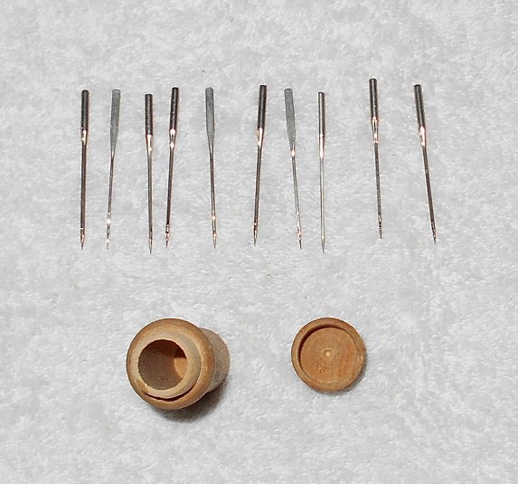 Boye Wooden Needle Case & 10 Shuttle Needles Vintage
