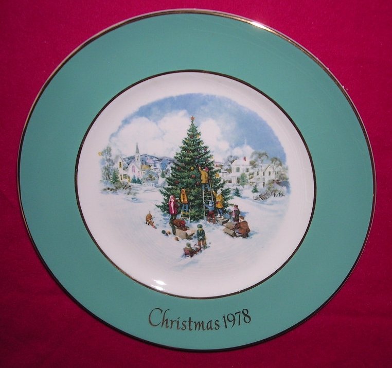 Avon Christmas Plate 1978-Trimming The Tree-9 inch Vintage NEW Free Shipping