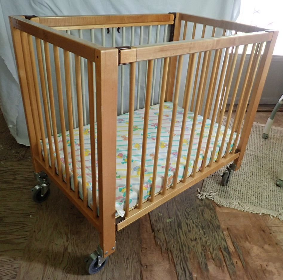 Evacuation Crib Wooden Child/Baby Community Playthings Dewdrop G106 rolls smoothly locking casters