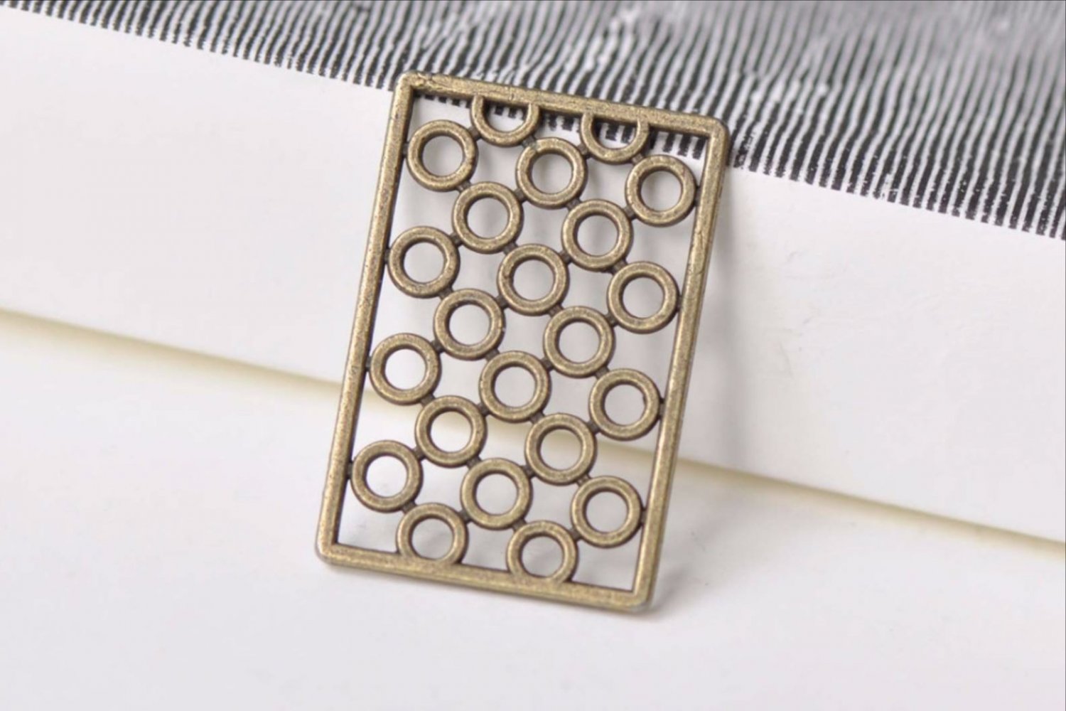 20 pcs Antique Bronze Rectangle Multiple Circle Loop Charms A8392