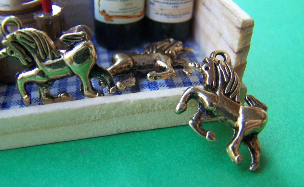 20 pcs Antique Gold Unicorn Charms Pendants 17x24mm A3049