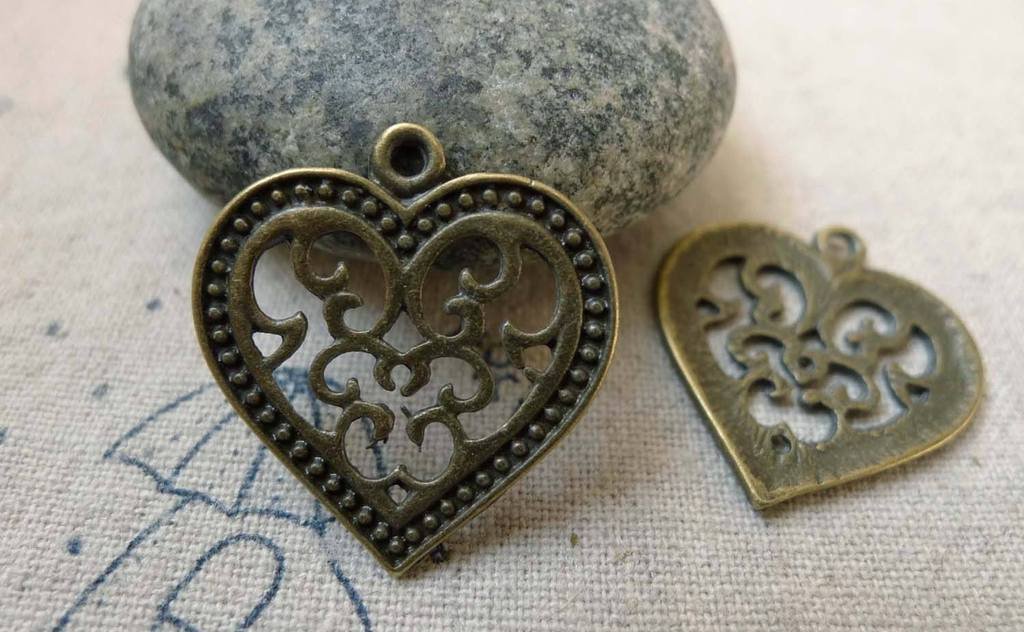 10 pcs Antique Bronze Swirly Flower Heart Charm Pendants A6257