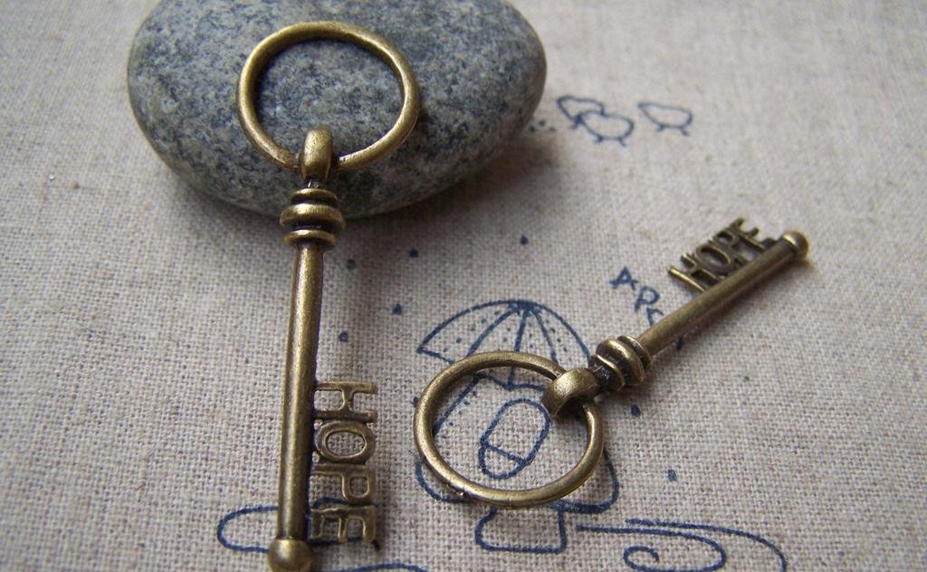 10 pcs Antique Bronze Hope Key Charms Pendants A200