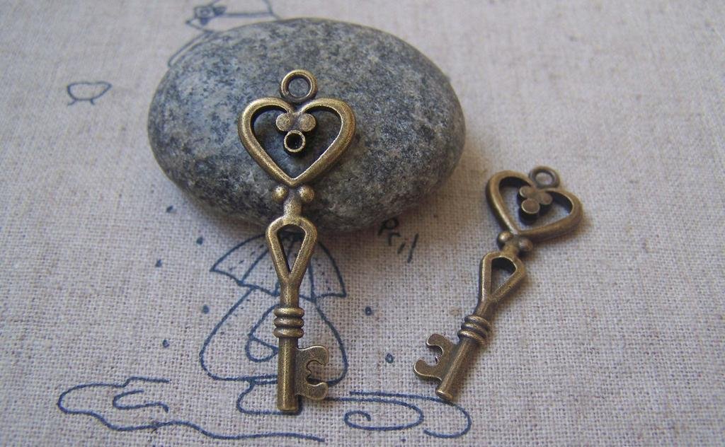 20 pcs Antique Bronze Heart Key Charms 14x40mm A4952