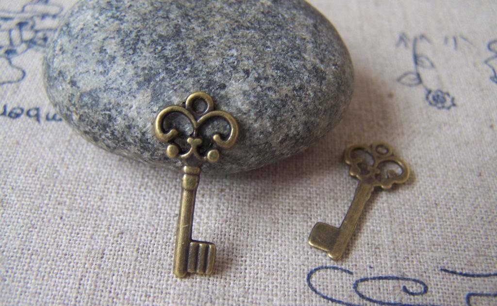 20 pcs Antique Bronze Small Skeleton Key Charms 9x21mm A3575