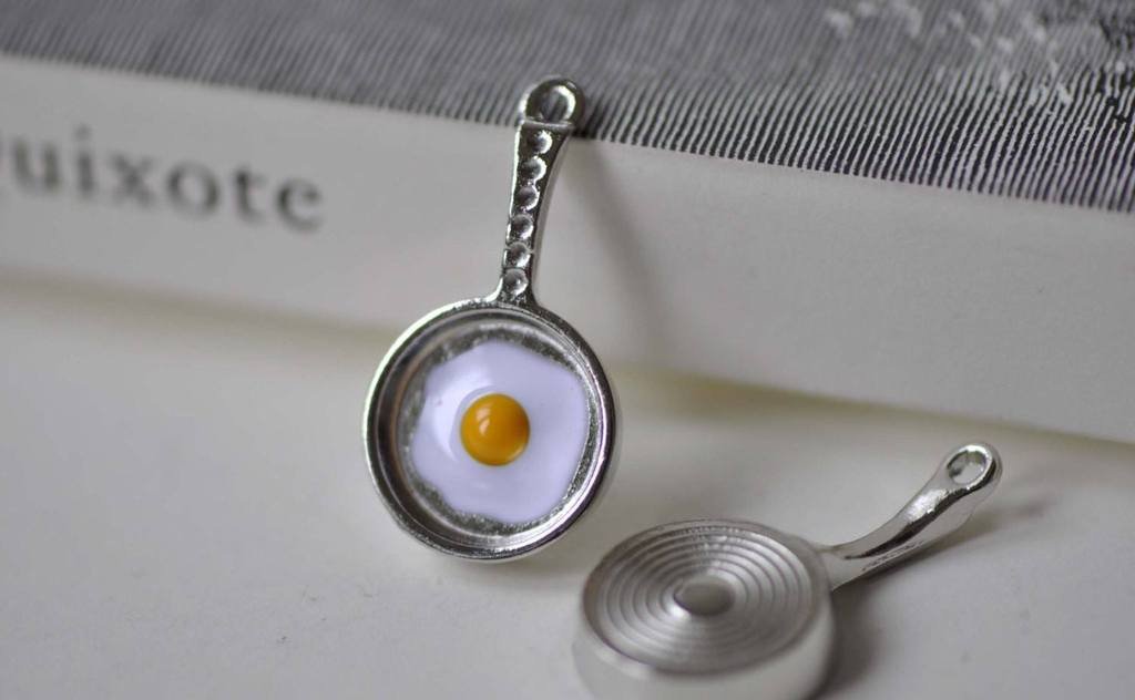 6 pcs Frying Pan Egg Pendants Antique Silver Cooking Charms A7873