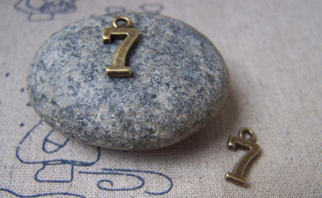 20 pcs Antique Bronze Arabic Figure Number 7 Seven Charms A1772