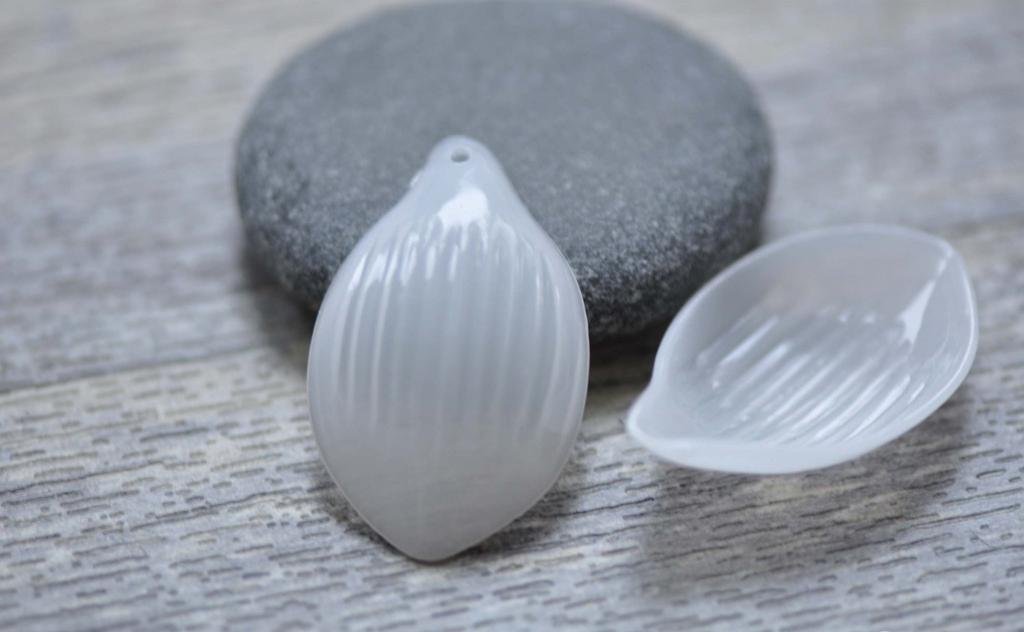 30 pcs Acrylic White Flower Leaf Petal Charms A7760