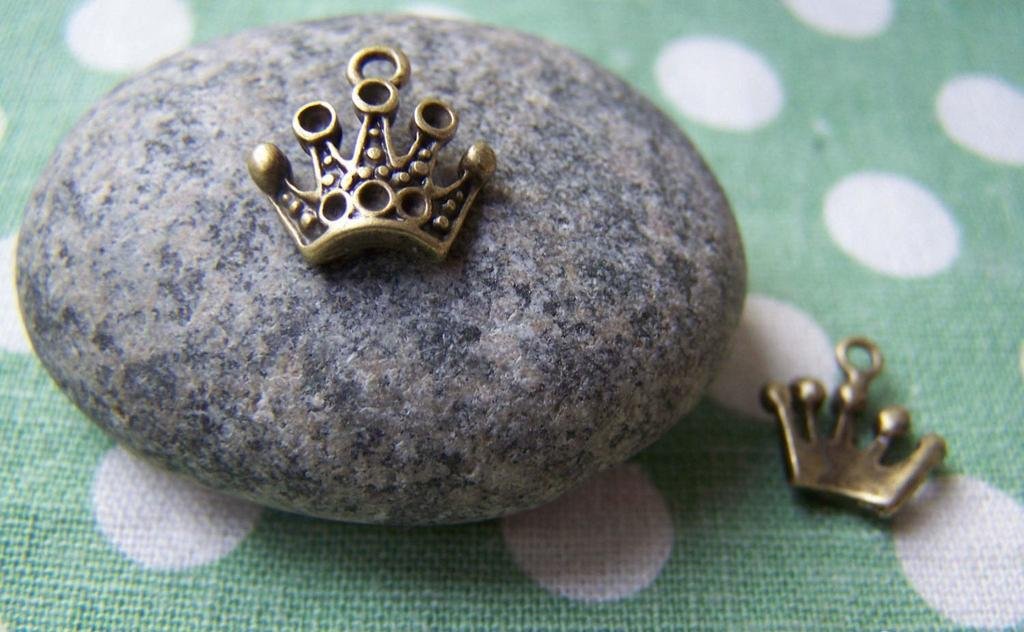 10 pcs Antique Bronze Tiny Half Crown Charms 12.5mm A779