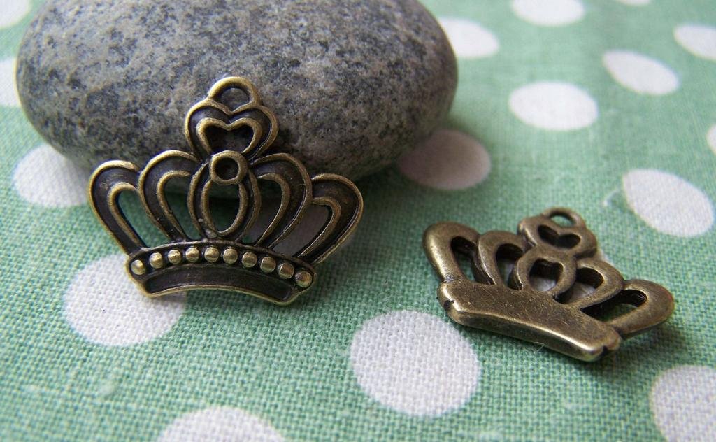 20 pcs Antique Bronze Filigree Half Crown Charms  18x22mm A2775
