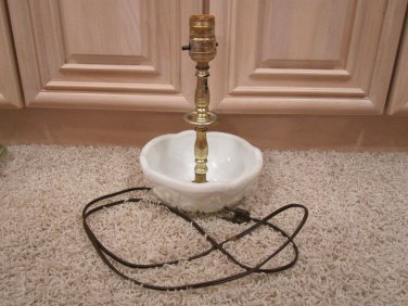 VINTAGE WHITE MILK GLASS ELECTRIC TABLE LAMP