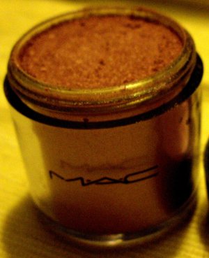 MAC Pigment Sample- Lovely Lily