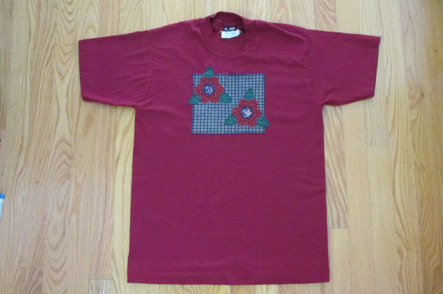 FRUIT OF THE LOOM WOMEN'S SIZE M T SHIRT BURGUNDY W APPLIQUE CALICO QUILT THEME FLOWERS
