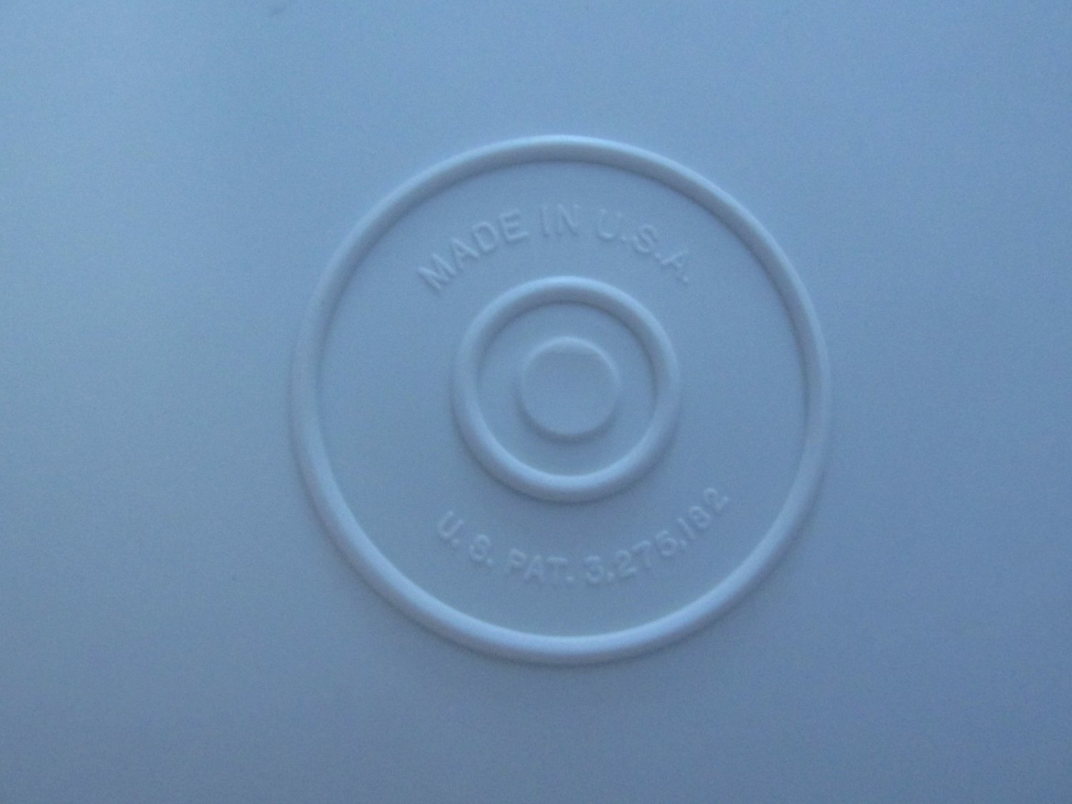 VINTAGE TUPPERWARE LID WHITE Z TAB 9 INCH DIAMETER CIRCULAR ROUND