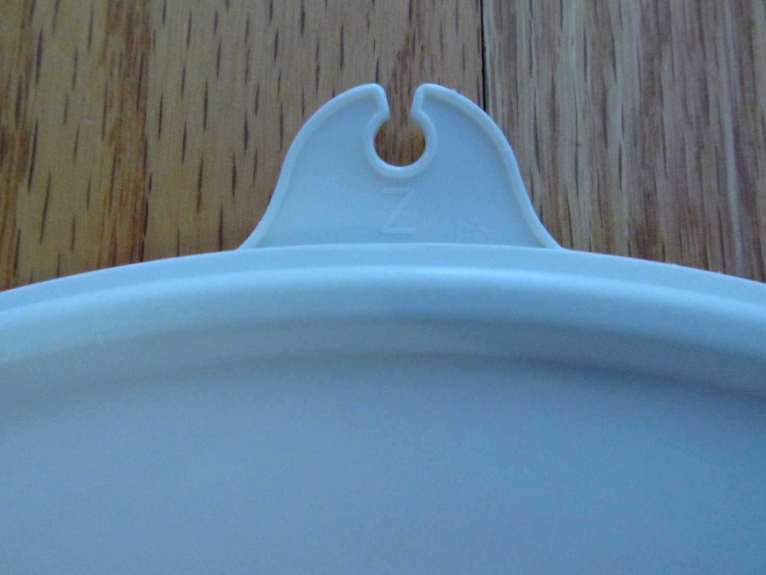 VINTAGE TUPPERWARE LID WHITE Z TAB 9 INCH DIAMETER CIRCULAR ROUND