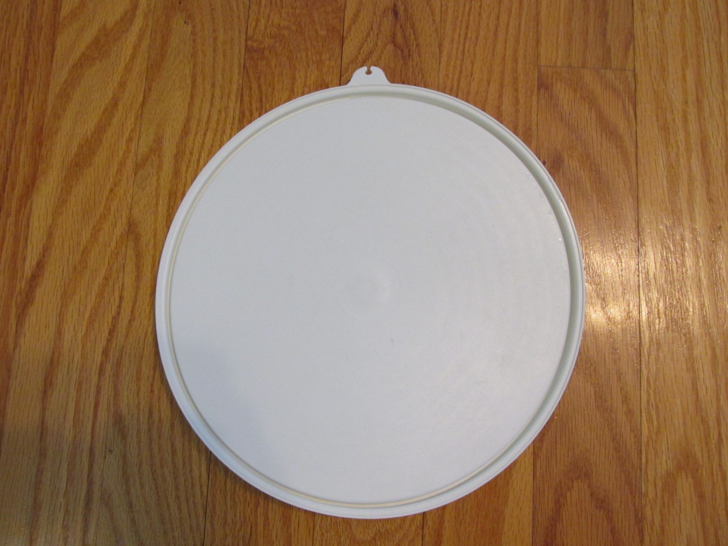 VINTAGE TUPPERWARE LID WHITE Z TAB 9 INCH DIAMETER CIRCULAR ROUND