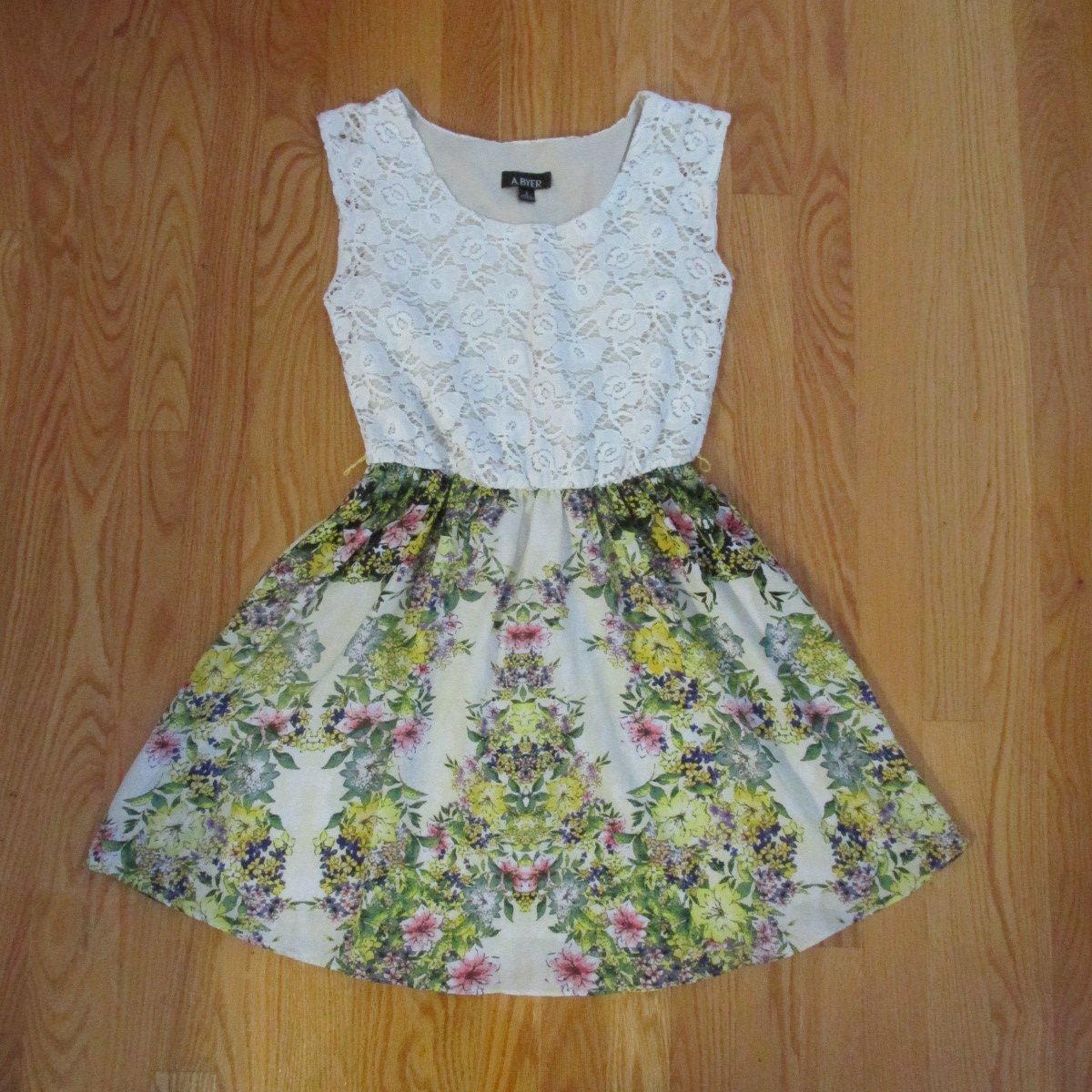 A. BYER WOMEN'S SIZE S DRESS WHITE LACE SLEEVELESS BODICE YELLOW, PINK FLORAL PRINT SKIRT