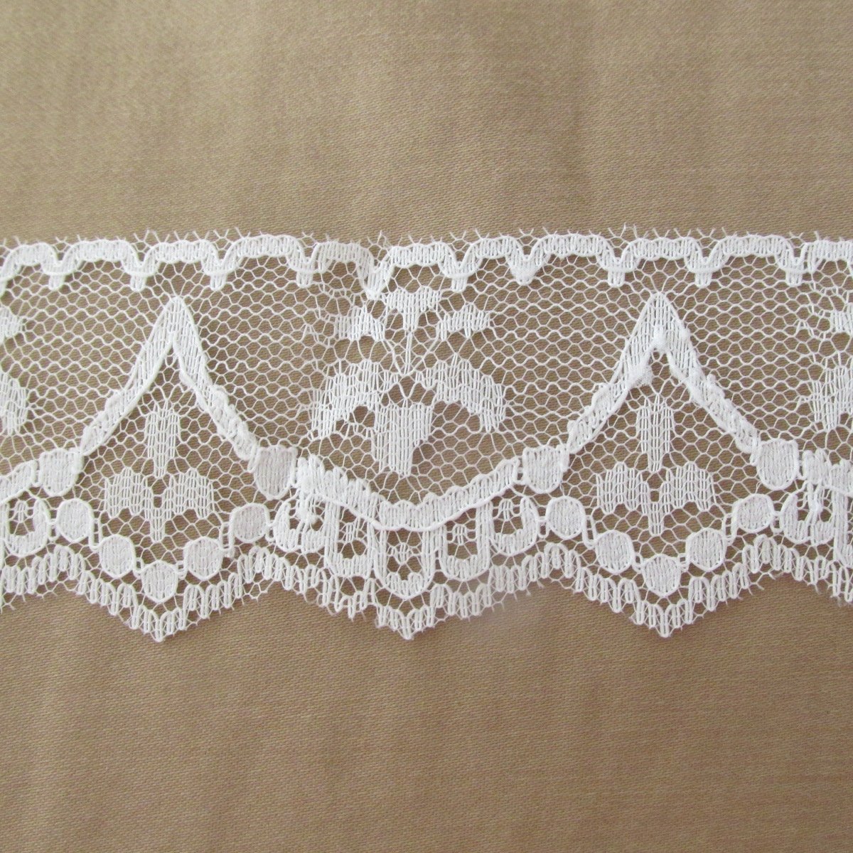 LACE WHITE 1  5/8 INCH WIDE FLAT SCALLOPED APPAREL CRAFT TRIM  NEW BTY