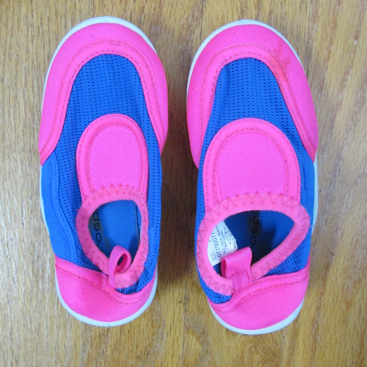 PRO SPIRIT BEACHSOCKS GIRL'S SIZE 7 TODDLER. SHOES PINK & BLUE FLATS