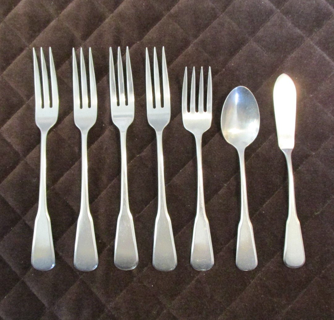 ONEIDA DELUXE STAINLESS FLATWARE INDEPENDENCE 7 PIECE SET SILVERWARE