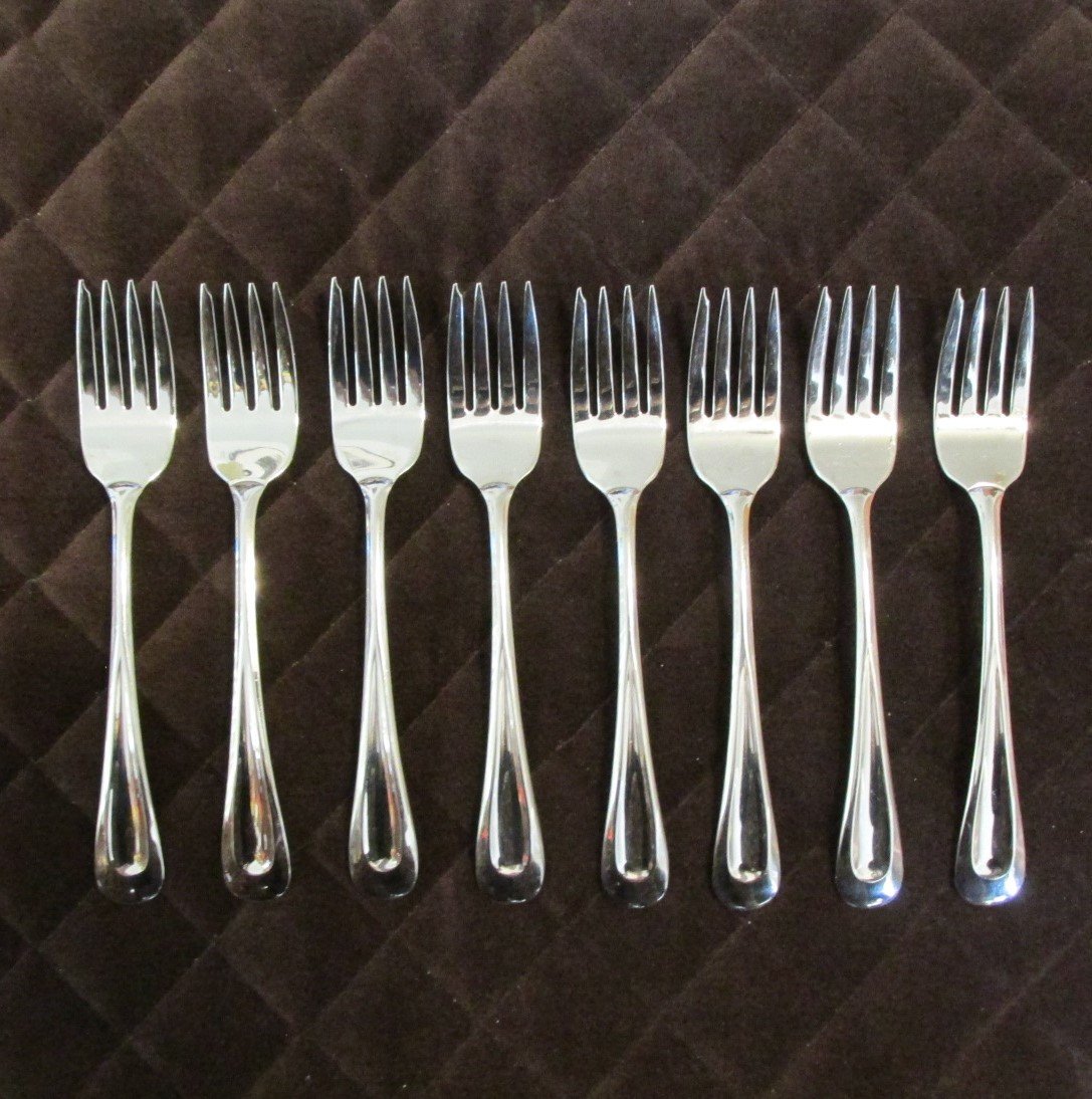 ONEIDA STAINLESS FLATWARE SAND DUNE GLOSSY 45 piece SET SERVICE FOR 8