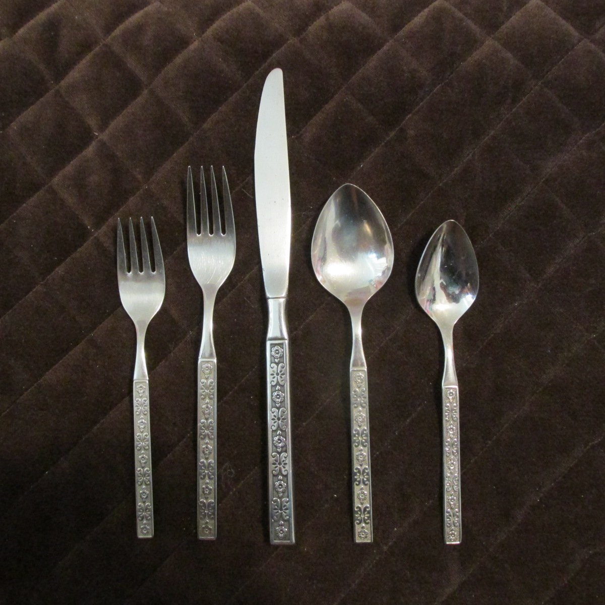 ONEIDA DISTINCTION DELUXE HH STAINLESS FLATWARE CAPRI 8 piece SET SILVERWARE REPLACEMENT