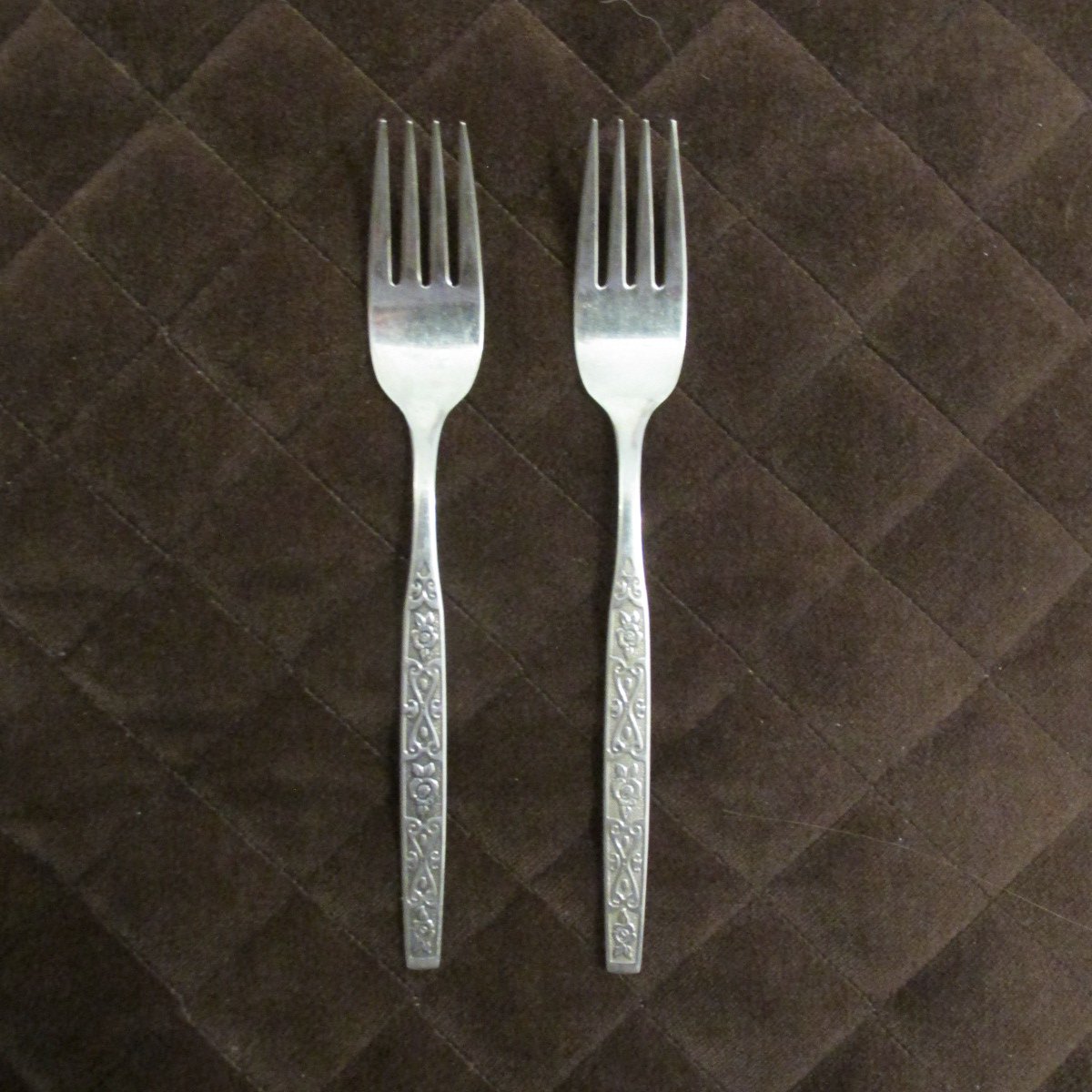 ONEIDA LTD. STAINLESS FLATWARE LATIN QUARTER SET of 2 DINNER FORKS SILVERWARE REPLACEMENT or CHOICE