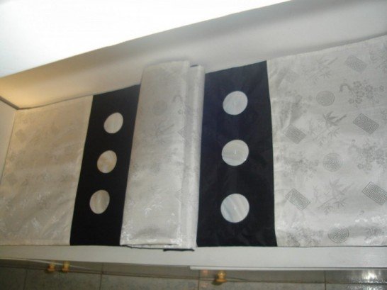 Table runner with 3 big shells at both sides