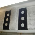 Table runner with 3 big shells at both sides