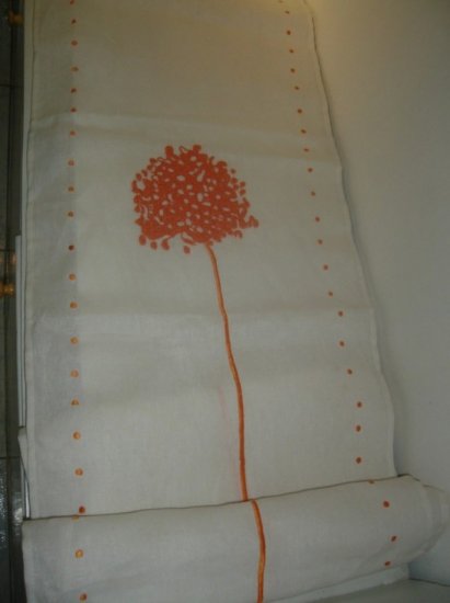 Table runner in linen with hand embroidered flower